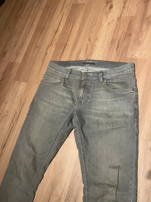Grå slim fit jeans - Nudie jeans i Grim Tim fit. Storlek 32/32.
