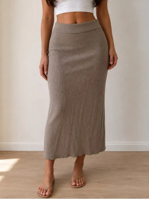 Beige ribbad långkjol - Trendig beige långkjol i ribbat material med hög midja och rak passform. Kjolen är enkel och stilren, perfekt att matcha med crop tops eller stickade tröjor. Materialet är mjukt och följsamt för en bekväm känsla.