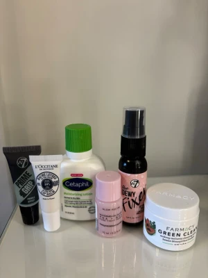 Mix av olika mini produkter - Säljer ett kit med olika basprodukter: primer, läppbalsam, återfuktande lotion, settingspray, rengöringsbalm och glow toner. Märken som W7, L'Occitane, Cetaphil, Glow Recipe och Farmacy. Perfekt för dig som vill testa flera olika produkter i mindre storlekar. Allt är oanvänd! Perfekt att ta med på tex resa