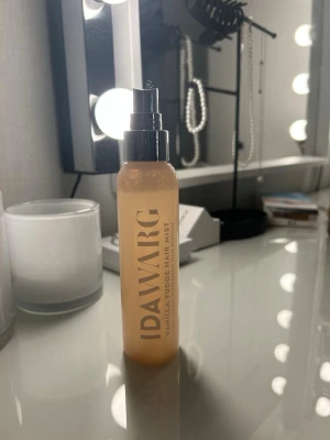 IDAWARG Vanilla Fudge Hair Mist - En hårmist från IDAWARG med doft av Vanilla Fudge. Perfekt för att fräscha upp håret med en söt och krämig doft. Har använt men är väldigt mycket kvar i den! (Locket är tyvärr borta!) 