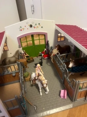 SCHLEICH - Jätte stort stall med fyra hästar och massa annat😁Dottern har användt de mycket men nu inte leker med det, dock i mycket fint skick