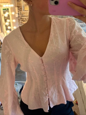 Ljusrosa Palena Blouse från Adoore - Hej!🌸Jag säljer min ljusrosa Palena Blouse från Adoore i storlek 38. Toppen är i princip som ny, köptes i juni och har endast använts ca 3 gånger.✨  Nypris är 1 295 kr. Säljer den då den tyvärr inte kommer till användning som jag hade tänkt.💕