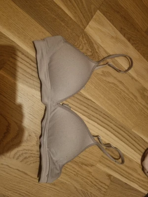 Vit bygellös bh - Från lindex I strl 70A. Väl använd men funkar super. Nypris 199. Skriv om ni har frågor eller prisförslag! Säljer likadana i grå och svart!