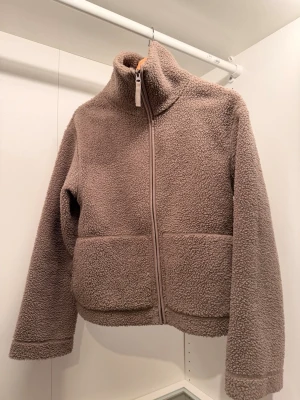 brun teddyjacka  - supermysig brun teddyjacka från h&m i jättebra skick! 🩷🩷🩷passar xs-m 