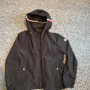 Moncler Grimpeurs  - Säljer Moncler Grimpeurs vindjacka. Sparsamt använd. Köpt av kompis som i sin tur köpt av återförsäljare i Malmö. Modell från 2023. Äkthetsbevis kan skickas vid intresse✅. Två överlappade hål i övre ryggen, gjort av företag, även därför lite billigare. Storlek 1~ XS,S. Extra reservdelar följer med. NFC funkar perfekt✅Kan mötas upp i Malmö👌