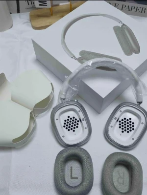 Trådlösa over-ear hörlurar silver - Snygga trådlösa over-ear hörlurar i silver med mesh-tyg på kåporna och justerbart huvudband. Hörlurarna har utbytbara öronkuddar och levereras med ett matchande skyddsfodral. Perfekta för musik, gaming eller film.