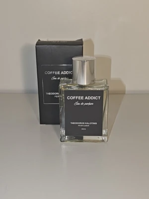 Teodoros Kalotinis Coffee Addict - Teodoros Kalotinis Coffee Addict, köpt tidigt 2025. Nästan helt full. Säljer till ett billigt pris med prutmån. Vill mest bli av med den pågrund av att jag inte använder den typ alls. Parfymen går för runt 500 ny så jag slänger upp den här för lite under hälften