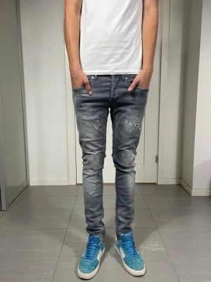 Dondup George Jeans  - Säljer nu dessa Dondup George Jeans med riktigt snygga slitningar i populär design, mått ca 38 o 103 cm. skriv för fler bilder/frågor🙌🏼 