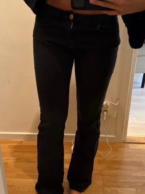 Svarta lågmidjade jeans - Lite slitna men syns inte