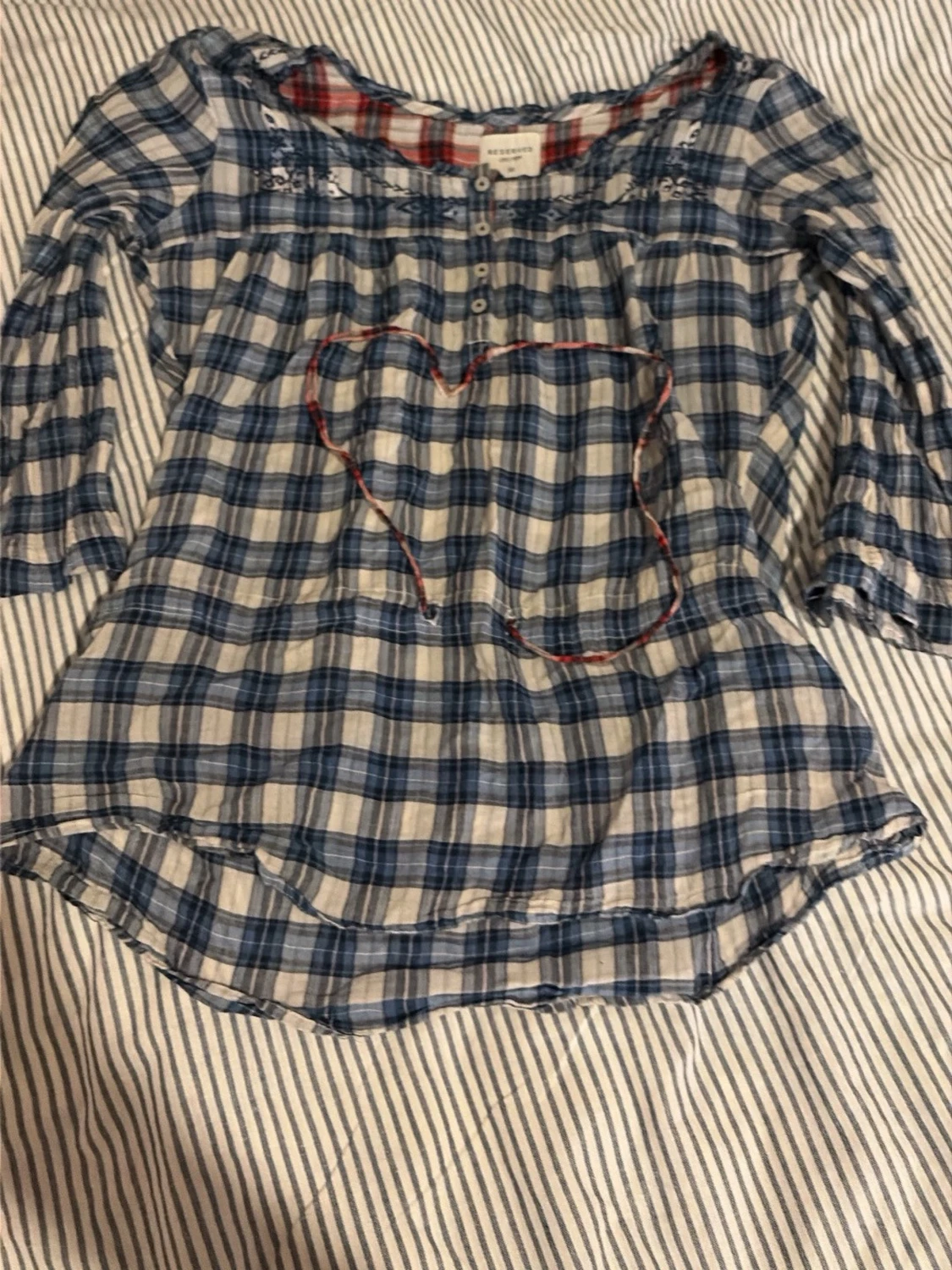 Blårutig blus med broderi och knappar