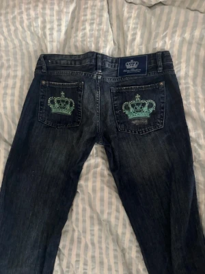 Victoria Beckham Jeans  - Säljer nu mina mörkblå Victoria Beckham jeans! De är bootcut😜 de är även sydda tightare vid låren samt midjan, fråga om bilder! 