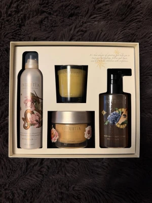Rituals Intuita presentbox  - Lyxigt gift set ifrån Rituals Intuita med duschskum, handtvål, kroppskräm och doftljus. Produkterna kommer i en elegant beige ask med vackra illustrationer och guldiga detaljer. Perfekt för dig som vill unna dig något extra till din hudvårdsrutin. Allt är nytt och oanvänt 
