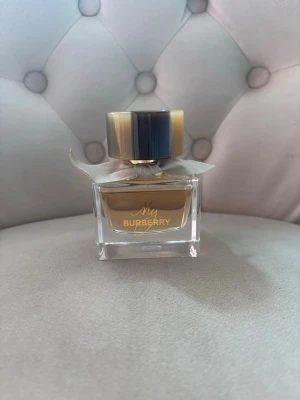 My Burberry Eau de Parfum 50 ml - Elegant parfym från Burberry i en stilren glasflaska. Flaskan har en dekorativ rosett runt halsen och rymmer 50 ml. Perfekt för dig som gillar lyxiga och klassiska dofter. Kartong saknas, nypris 960kr. Pris går att diskutera vid snabb affär 