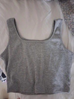 Grått linne  - Säljer ett grått basic linne i strl XS-S då den är lite "använd"✨️. Säljer för den är för liten. Hör gärna av er vid frågor eller mer bilder,jag svarar inom en dag! (Pris kan diskuteras) 🤗