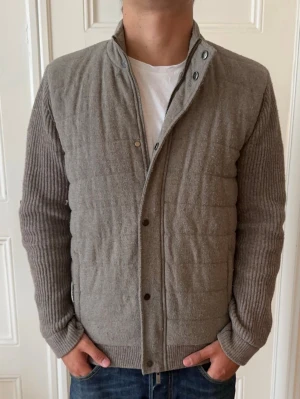Massimo dutti cardigan kashmirmix - Riktigt snygg cardigan från massimo dutti i storlek L men passar mig som brukar bära medium. Riktigt bra skick. Kashmirmix med ull. Dubbla dragkedjor samt knappar. Längd: 67cm Axelbredd:47 cm