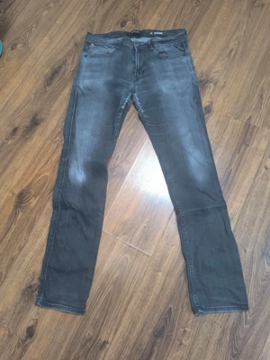 Grå slim fit jeans från reaplay anbass - Snygga grå slim fit jeans med . Klassisk femficksmodell knapp Jeansen har smal passform och raka ben, perfekta till en avslappnad streetstil.