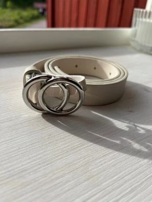 Vitt bälte med silverfärgat spänne - Snyggt vitt bälte med ett stilrent, dubbelt silverfärgat spänne!💕