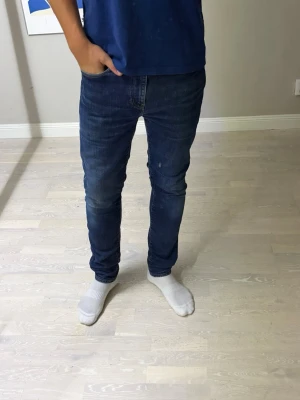 Levis 512  - Mörkblå Levi’s 512 i bra skick. En smalare/slim modell med snygg passform som är lätt att matcha med det mesta. Storlek 32/34. Hör gärna av dig om du vill ha fler bilder eller har några frågor! 