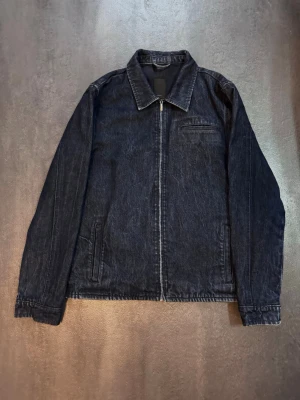 Zara Blue Denim Zip Jacket - Mörkblå jeansjacka med zip. Lappen säger XL, men passformen är S/M.
