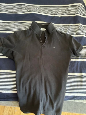 Svart j lindeberg pike - Smil fit j lindeberg piké som är kort i längden så Passar som M ungefär. Storleken är XL men passar inte som det 