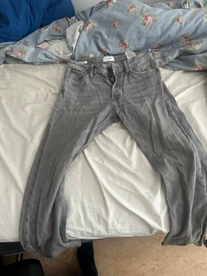 Grå raka jeans med fem fickor - Säljer dessa jeans då de inte används, är i storlek 30/32 om ja inte minns fel och är modellen relaxed chris 