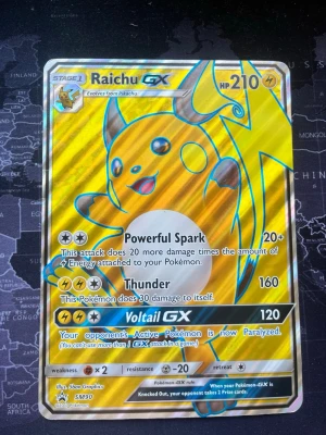 3 styckna pokemon jumbo kort, perfekt för dig som samlar på coola pokemonkort  - •Raichu GX JUMBO holografiskt promo Pokémonkort från Sun & Moon-serien, nummer SM90.                                      •Pikachu EX JUMBO, XY Black Star Promo-kort från 2016. Det släpptes i samband med Pokémon 20-årsjubileum, som en del av Red & Blue Collection. XY124 är en del av en serie specialpromos.                                         • Scizor EX JUMBO – 76/122 (2016): Detta kort kommer från BREAKpoint, ett vanligt XY-expansionsset som släpptes 2016. 