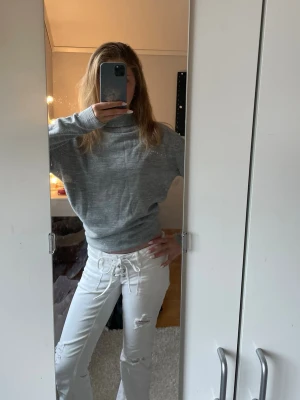 Turtle neck chic tröja - Snygg tröja som har en högre krage, står inget varumärke men den är helt oanvänd. 