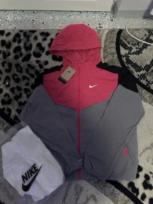 Nike Miller - En snygg tunn nike Miller vindjacka, jackan är i storlek XL men den passar som M eftersom det är fabrikens mått. Den är perfekt för hösten,och aldrig använd. Pris kan diskuteras vid snabb affär.