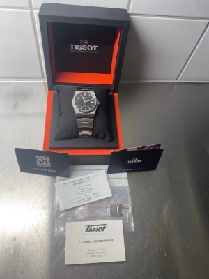 Tissot prx Powermatic 80 svart urtavla full set  - Säljer nu min mycket fina Tissot PRX Powermatic 80 i den populära 40 mm-versionen med svart urtavla. Klockan är en klassiker med en design som fungerar till det mesta.   Klockan fungerar utmärkt med det pålitliga powermatic 80 urverket. Den är i väldigt gott använt skick med normala mindre bruksspår som inte går att undvika vid vardagligt bruk. Klockan levereras med full set med alla dess tillbehör som bilderna i annonsen visar.                    Hör av er vid frågor eller funderingar!  