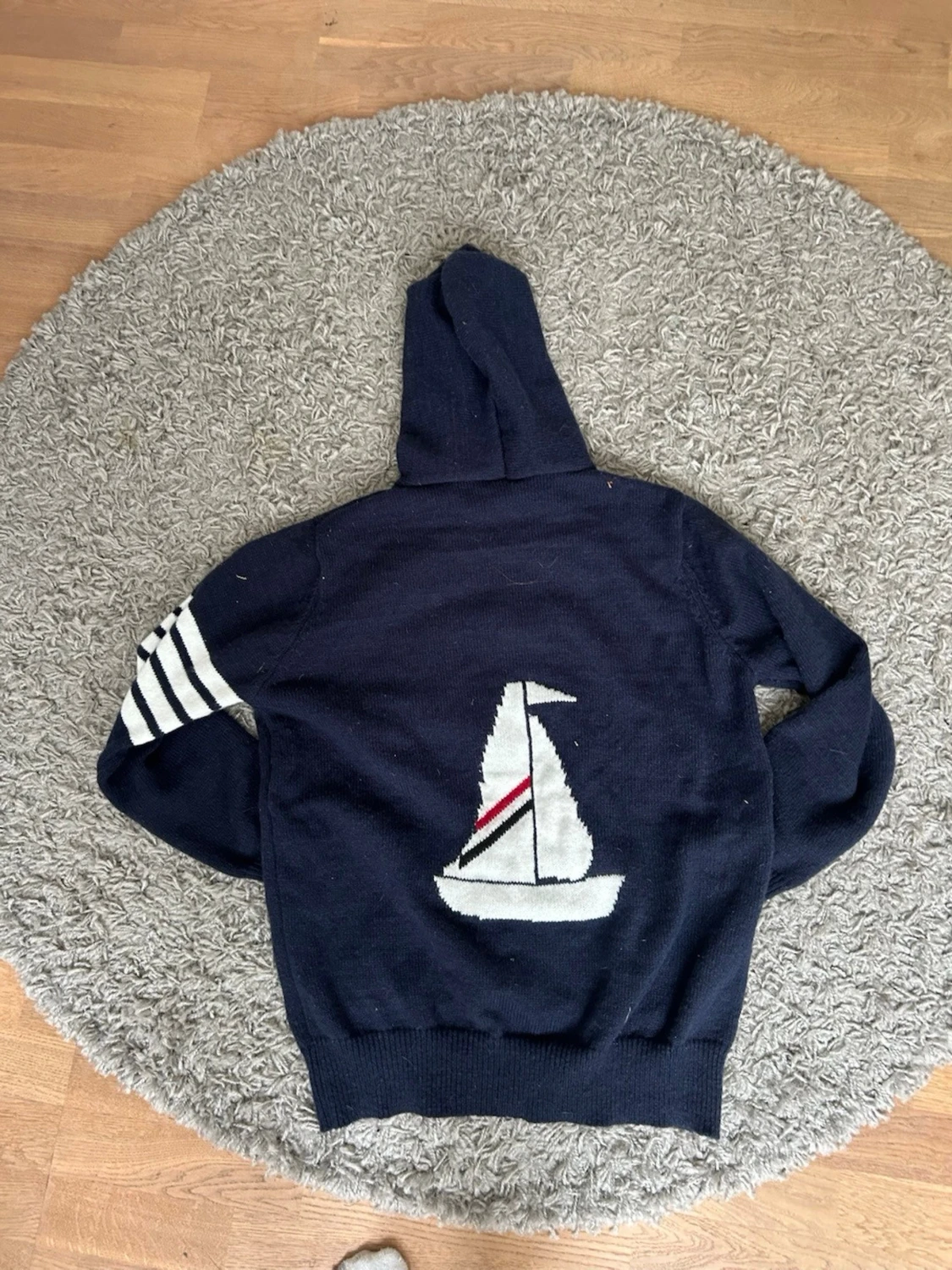 Mörkblå hoodie med segelbåt - 1