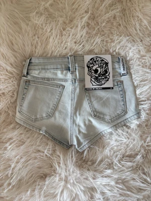 Ljusblå denimshorts Cheap Monday - Säljer ett par ljusblå denimshorts från Cheap Monday. Shortsen har klassisk femficksdesign, bälteshällor och rå kant nedtill. De är midwaist och har en snygg tvättad look som passar perfekt till sommaren.Och helt nya👌🏻👌🏻⭐️