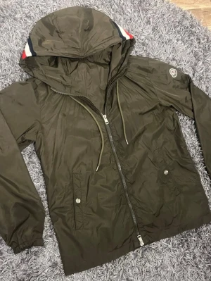 Moncler windbreaker🍸 - Olivgrön windbreaker ifrån moncler.                Storlek m, modell är 184cm 74kg (se sista bild).        Hör av dig vid frågor samt prisförslag.❇️