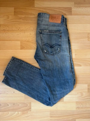 Replay Jeans - Blå denim  - 📏 Storlek: W32 L32 👖 Modell: Willbi 💙 Färg: Blå denim Perfekta till vardags och enkla att matcha. Skickas snabbt! 📦 Hör gärna av er vid funderingar.