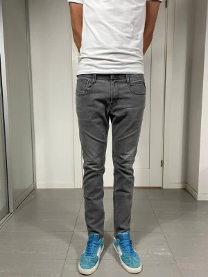Replay Anbass Jeans - Säljer nu dessa Replay Anbass Jeans, W29 o L30 med mått ca 38,5 o 103 cm. skriv för fler bilder/frågor🙌🏼