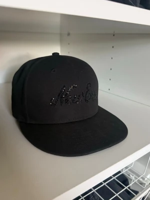 New era keps - SJUKT SÄLLSYNT NEW ERA KEPS. Kan inte lägga in video på plick. Men texten glittrar 💎 som det vore riktiga diamanter. Kom privat kan skicka video. CONDITION 9/10