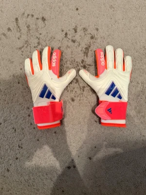 Adidas målvaktshandskar vit/röd storlek 7 - Adidas målvaktshanskar inte sönder storlek 7
