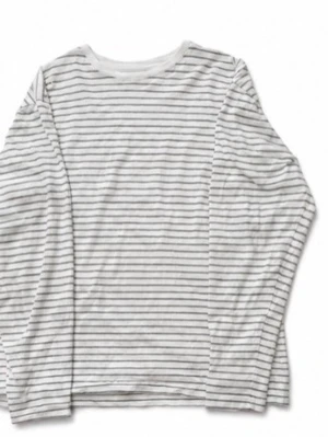 Randig långärmad topp från Dressmann - Säljer en vit långärmad topp från Dressmann med tunna grå ränder. Klassisk och enkel design med rund halsringning, perfekt för en avslappnad stil. Tillverkad i mjuk bomull som känns skön mot huden.