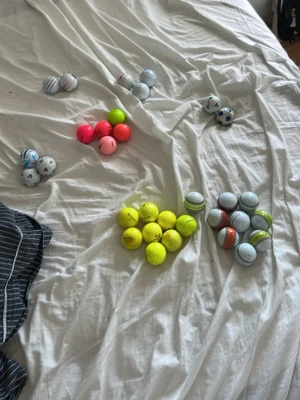 Färgglada golfbollar i mixade färger - Säljer ett gäng golfbollar i olika färger som vitt, gult, orange, rött, rosa och neon. Perfekt för dig som vill ha lite extra stil på golfbanan! Bollarna har klassisk rund form och dimple-mönster för bra flyg. Passar både träning och spel.