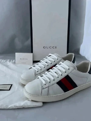 Gucci ace - Ett par skit snygga Gucci ace, storlek 40,5 svin fräscha och bra pris, hör av er vid frågor🙂  box ingår ej‼️‼️