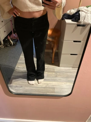 Low waist kostymbyxor från bikbok - Super snygga svarta lowwaist  kostymbyxor från bikbok (Vera) dom är tyvärr lite för långa för mig som är 160