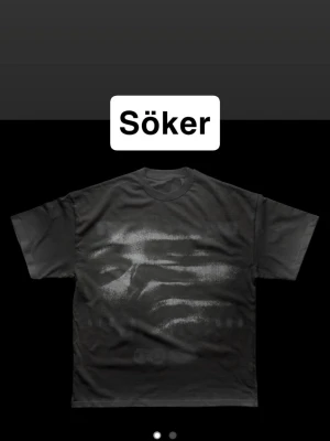 🔎 EFTERLYSES – The Weeknd Stadium Tour T-shirt - Letar efter denna specifika The Weeknd Stadium Tour T-shirt 🖤 📏 Söker storlek M–L ✨ Helst i bra skick, men kan vara öppen för olika skick.  Detta är endast en efterlysning – jag söker tröjan och har ingen vara till salu i denna annons. Har du denna tröja och vill bli av med den? Skicka gärna ett meddelande! 🫶  