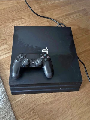 PlayStation 4 Pro med handkontroll - Ps4 PRO funkar perfekt har inte stött på problem har gta 5 FIFA 20. Pris kan diskuteras 