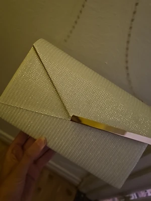 Glittrig väska med guld detaljer  - Så vacker väska med prislappen kvar! Har tyvärr aldrig kommit till användning. Den är ganska rymlig och man får plats med allt som behövs och lite till. Priset kan diskuteras! HELT NY! 💞