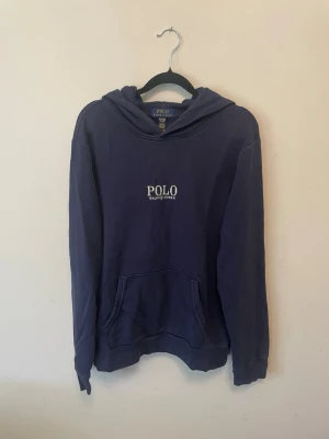 Polo Ralph Lauren hoodie  - Polo Ralph Lauren || skick 7/10 || storlek barn XL sitter som herr S || pris kan diskuteras!