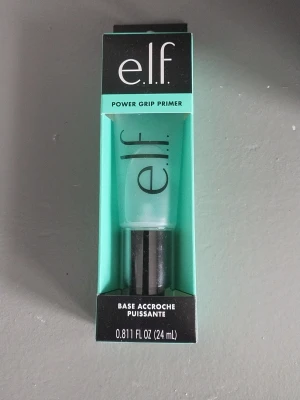 e.l.f. Power Grip Primer 24 ml - Power Grip Primer från e.l.f. i en genomskinlig tub med svart lock och turkos förpackning. Primern är gelbaserad och hjälper sminket att sitta längre samtidigt som huden får en slät finish. Perfekt för att skapa en jämn bas innan foundation.