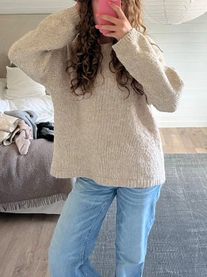 Beige stickad tröja - Mysig beige stickad tröja med avslappnad, rak passform och långa ärmar. Tröjan har en enkel design utan mönster och är perfekt att slänga på sig till jeans eller kjol. Passar dig som gillar en clean och chill stil. Tyvärr har den blivit väldigt nopprig, skriv om ni vill ha fler bilder.                   Från Bikbok i storlek xs, (den är ganska stor och lång i modellen så passar lite större storlekar också.)