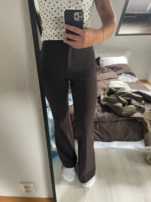 Bruna utsvängda kostymbyxor  - Mid waist