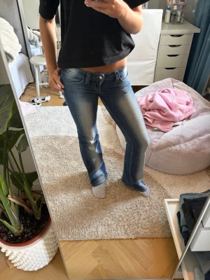 Weekday jeans  - Bli weekday jeans med vita sträck, passar jättefint till allt. Jag är 164cm lång, då de är i en perfekt längd för mig. Skriv vid frågor. Strl: 25/30