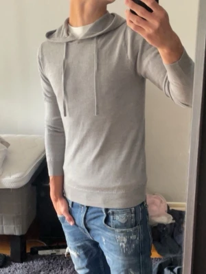 Grå Hoodie från Ahlquist Clothing - 🐨 Helt ny grå Hoodie från Ahlquist Clothing 🐨   📏Den är i storlek Xs och passar ish 160-170 📏      🕳️ Inga defekter, sprillans ny och oanväntd   🕳️