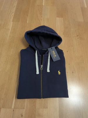 Marinblå zip hoodie från Polo Ralph Lauren - Fint skick! Strl M Hör av dig vid frågor! 